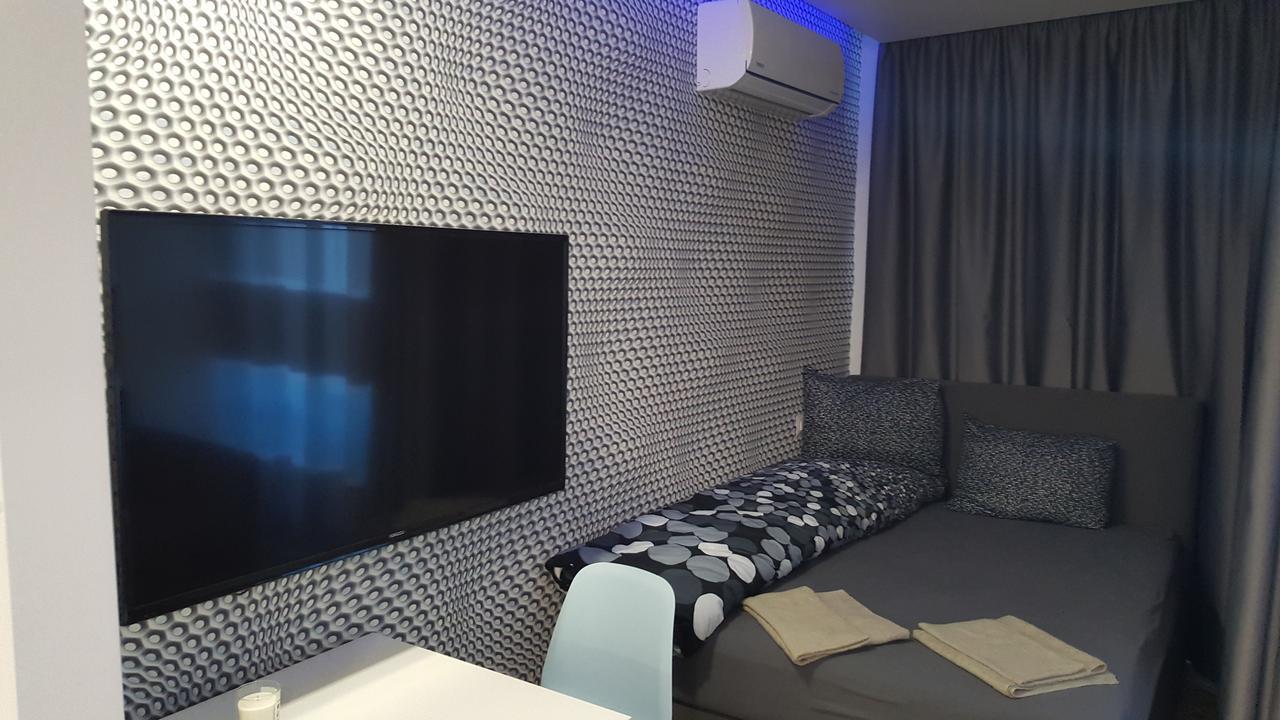 Select Apartment *